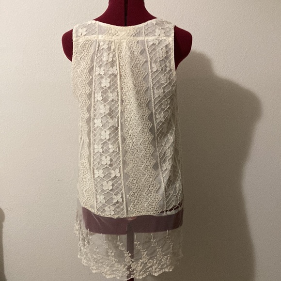 Band of Gypsies Boho Sheer
Lightweight lace lined Vest Size M cream/ivory color - Picture 2 of 11